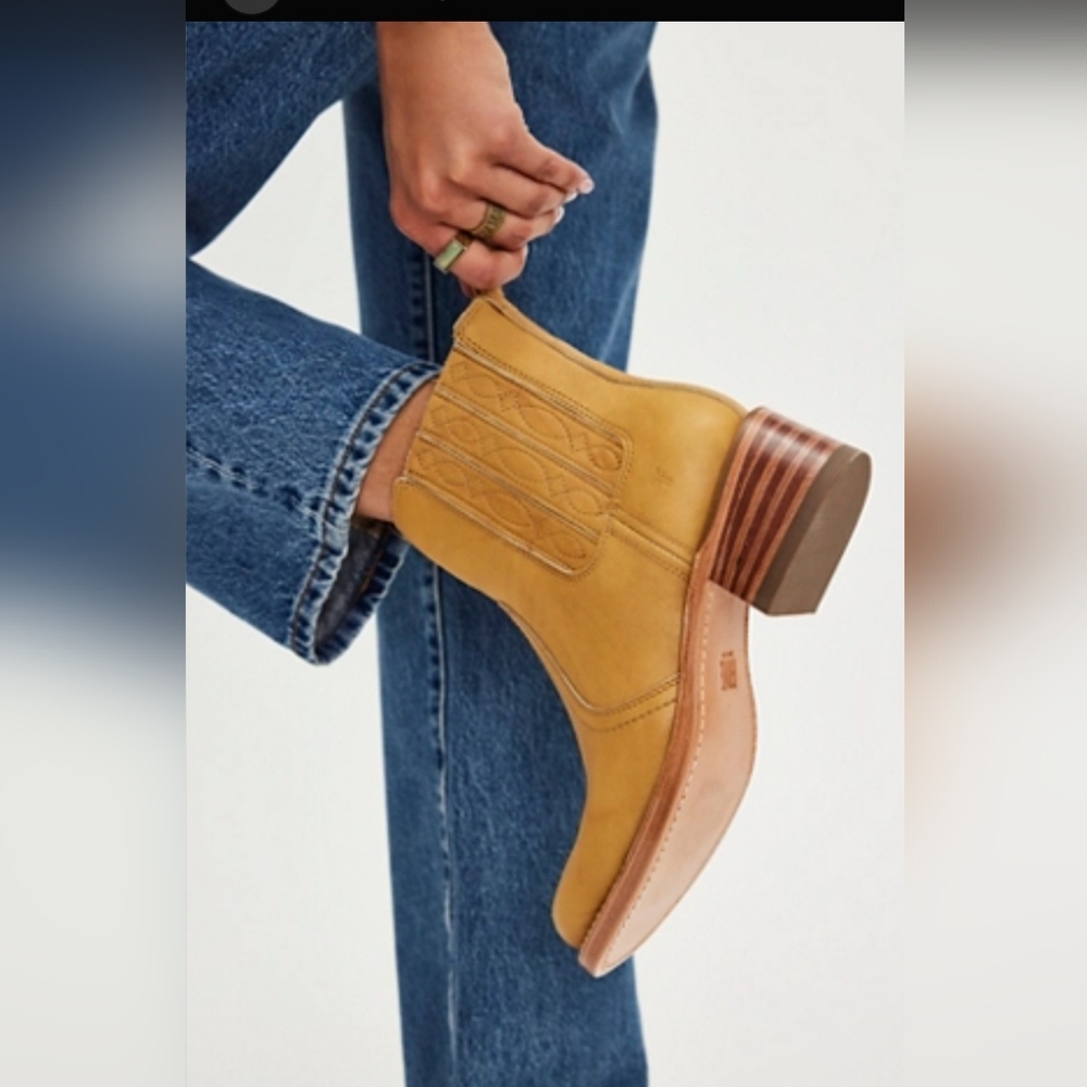 Anthropologie FRYE Campus 14L Women's Boots Leather Tan Banana NEW